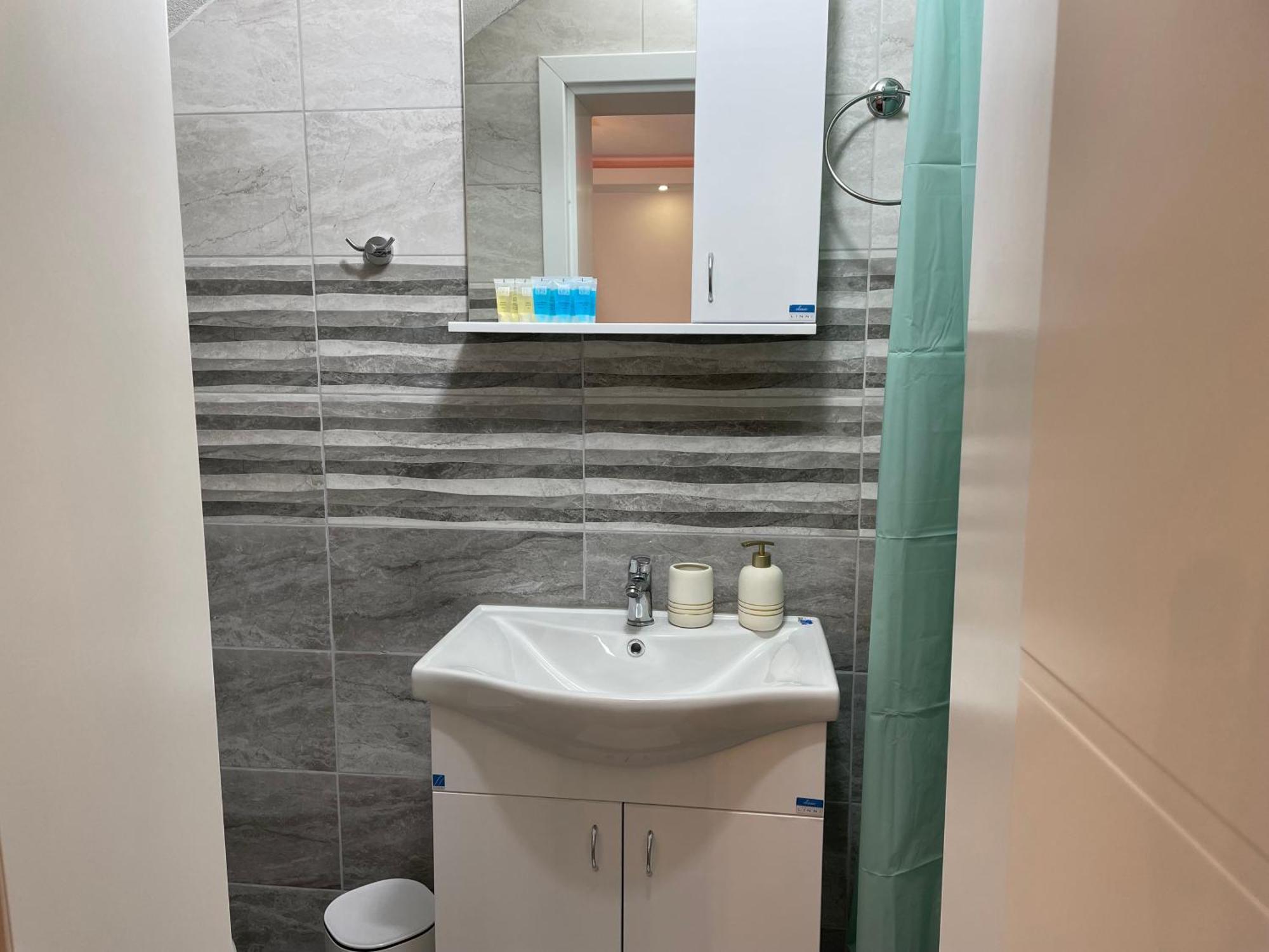 Bora Apartmani - Free Parking - City Center 弗拉涅 外观 照片